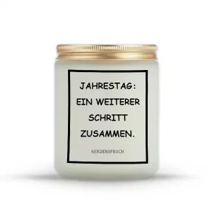 „JAHRESTAG: EIN WEITERER SCHRITT ZUSAMMEN.“